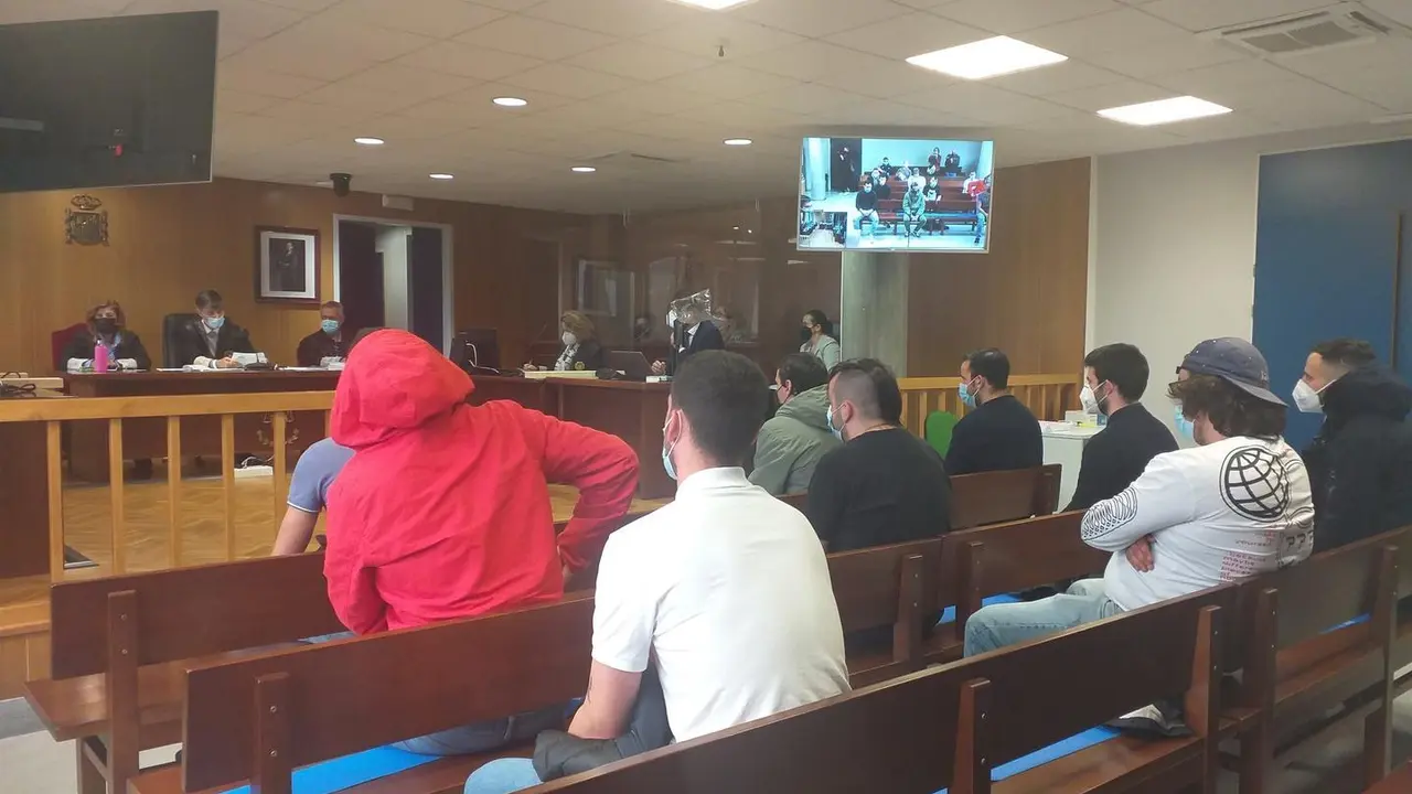 Aficionados 'ultra' del Celta, en un juicio en el que fueron condenados por alteraci&oacute;n del orden, da&ntilde;os y lesiones, por un altercado en un bar de Coruxo en mayo de 2018.