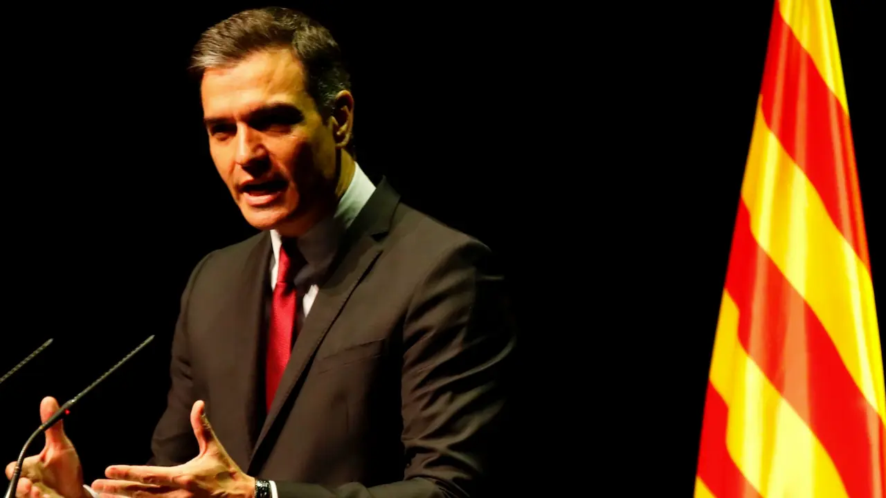 El presidente del Gobierno, Pedro S&aacute;nchez, pronuncia en el Teatre del Liceu de Barcelona la conferencia "Reencuentro: un proyecto de futuro para toda Espa&ntilde;a", ante representantes pol&iacute;ticos y de la sociedad civil, en v&iacute;speras de los posibles indultos a los l&iacute;deres del proc&eacute;s presos. EFE/Toni Albir