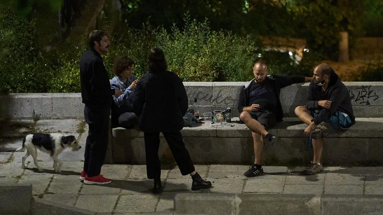 Varios j&oacute;venes se concentran en el Parque de las Vistillas, uno de los lugares t&iacute;picos de reuni&oacute;n en las fiestas de San Isidro, a 16 de mayo de 2021, en Madrid (Espa&ntilde;a). Madrid ha reforzado el dispositivo de la Polic&iacute;a Municipal para este San Isidro, apoyo que arranc&oacute; a las 20 horas de ayer viernes y se prolongar&aacute; durante todo el fin de semana. El objetivo del operativo policial es evitar la posible aglomeraci&oacute;n de personas, hacer cumplir la normativa sanitaria y evitar la venta ambulante y el consumo de alcohol en v&iacute;a p&uacute;blica, ha informado el &Aacute;rea de Seguridad y Emergencias del Ayuntamiento de Madrid.