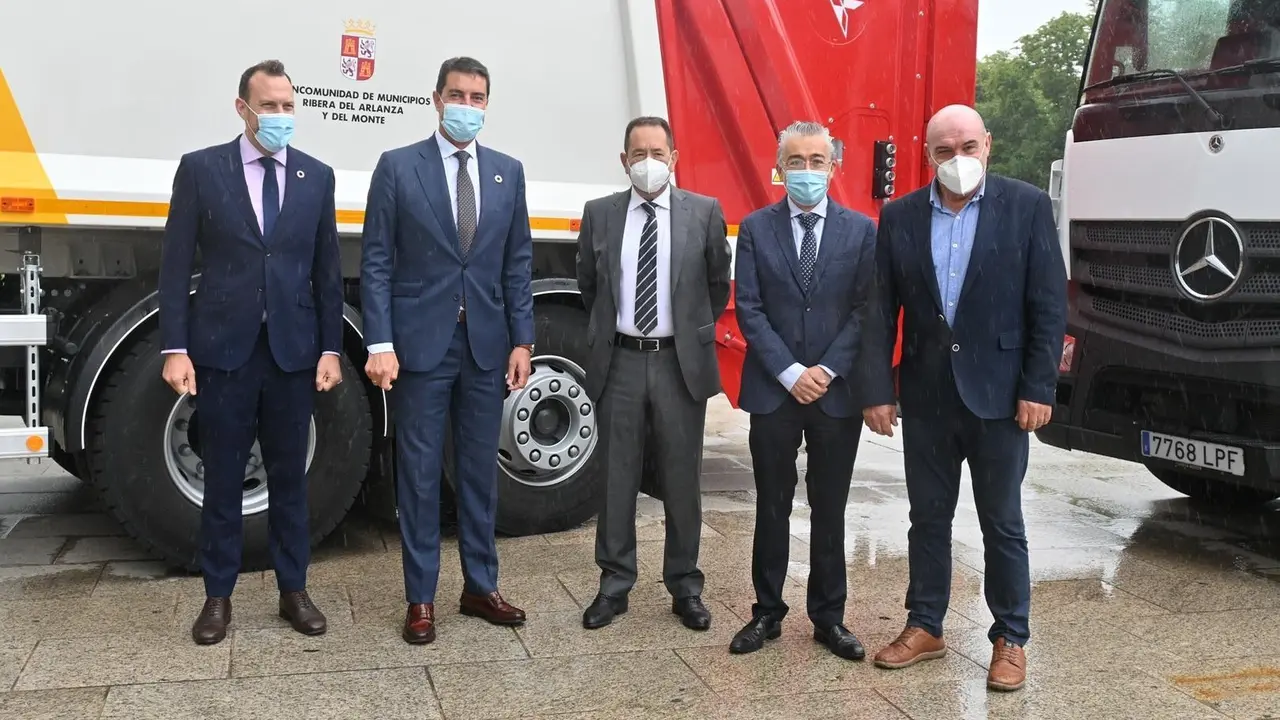 Ib&aacute;&ntilde;ez con los representantes de las macomunidades de Burgos.