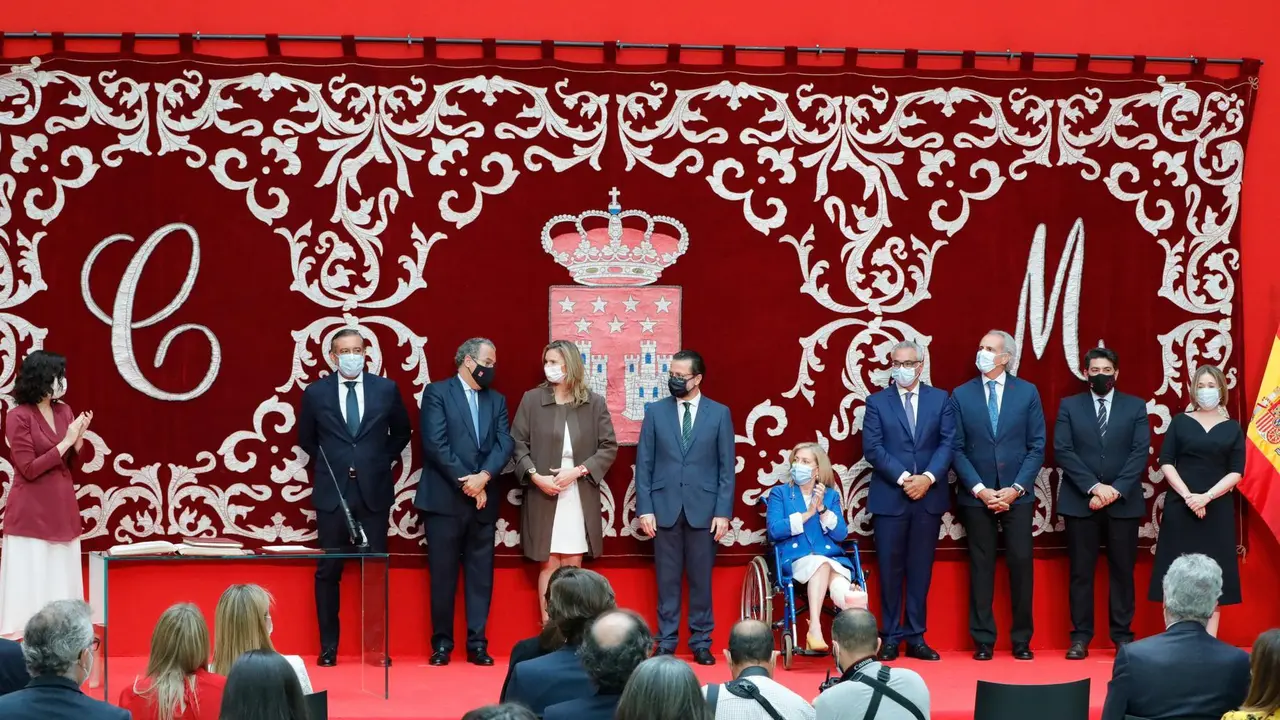 (I-D) La presidenta de la Comunidad de Madrid, Isabel D&iacute;az Ayuso, aplaude durante el acto de toma de posesi&oacute;n del Consejo de Gobierno de la Comunidad de Madrid de la XII Legislatura con el consejero de Presidencia, Justicia e Interior, Enrique L&oacute;pez; el c