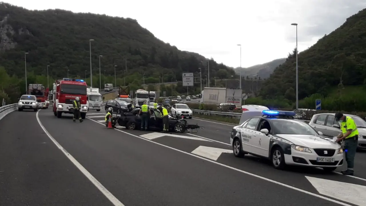 Accidente registrado en la A-8, a la altura de la salida de Liendo.