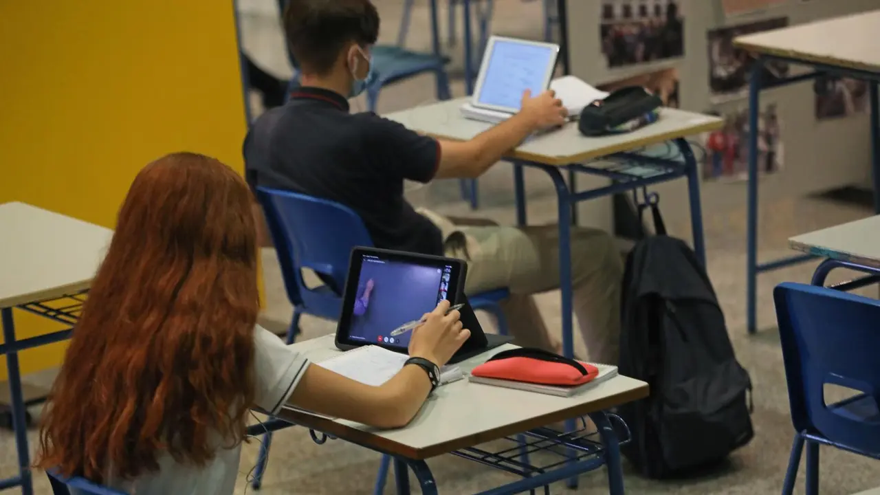 Archivo - Alumnos atiende desde su ordenador clases virtuales impartidas en un colegio