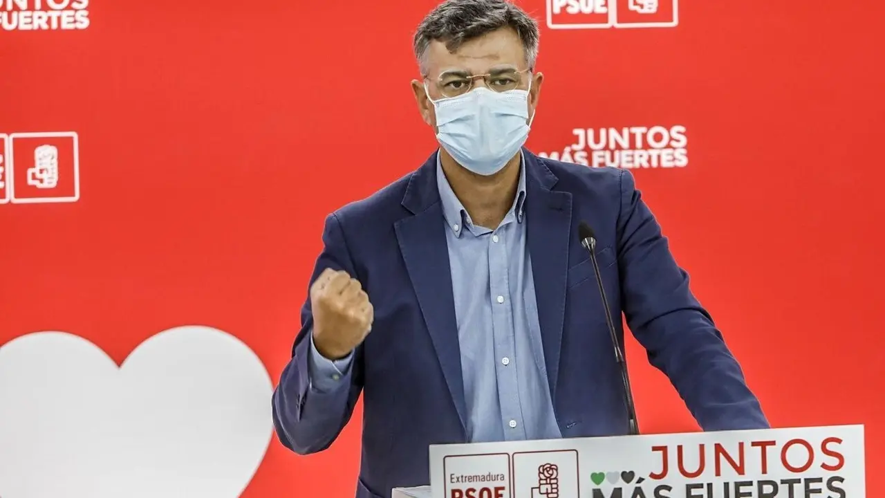 El portavoz del PSOE extreme&ntilde;o, Juan Antonio Gonz&aacute;lez, en rueda de prensa
