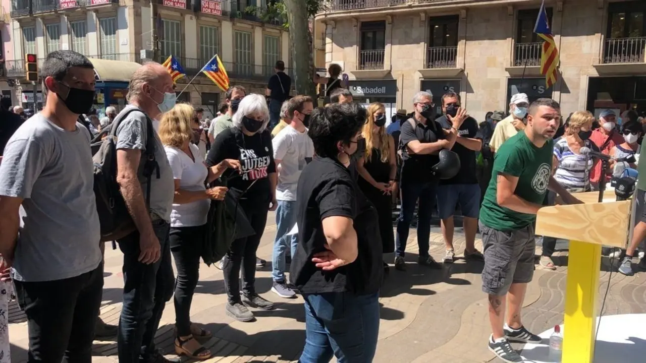 El portavoz del Secretariat Nacional de la CUP, Edgar Fern&aacute;ndez, en una rueda de prensa en la Rambla de Barcelona por la visita del presidente, Pedro S&aacute;nchez, para presenar los indultos de los l&iacute;deres del 1-O en el Liceu.