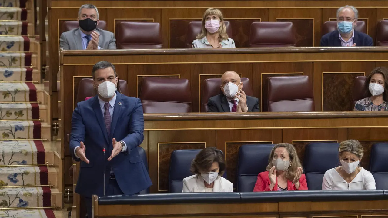 Archivo - El presidente del Gobierno, Pedro S&aacute;nchez, interviene en una sesi&oacute;n de control al Gobierno en el Congreso de los Diputados