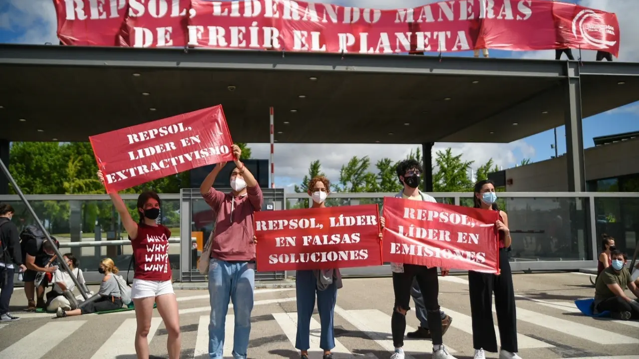 Unos 100 activistas bloquean la entrada del centro de Repsol en M&oacute;stoles y piden el cese de sus actividades f&oacute;siles
