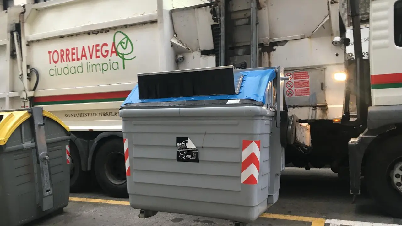 Un cami&oacute;n del servicio de limpieza de Torrelavega por la calle Joaqu&iacute;n Hoyos. / S. Dl&iacute;az