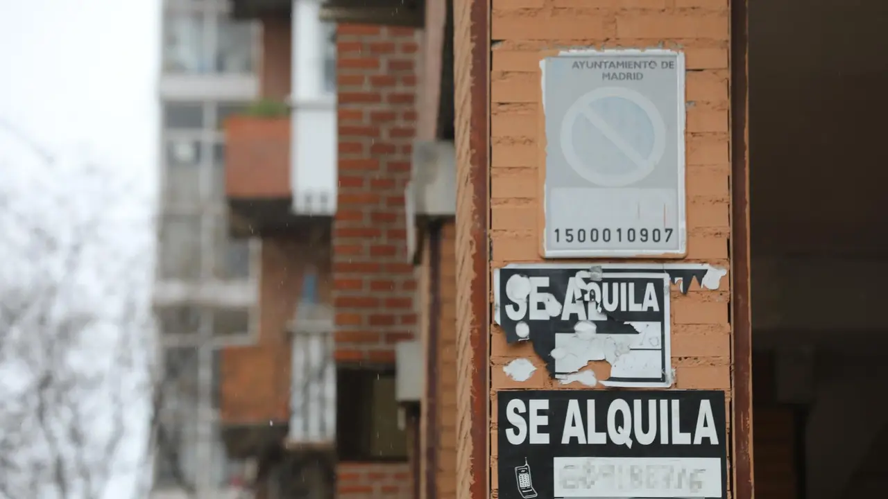 Archivo - Varios carteles de 'Se Alquila'.