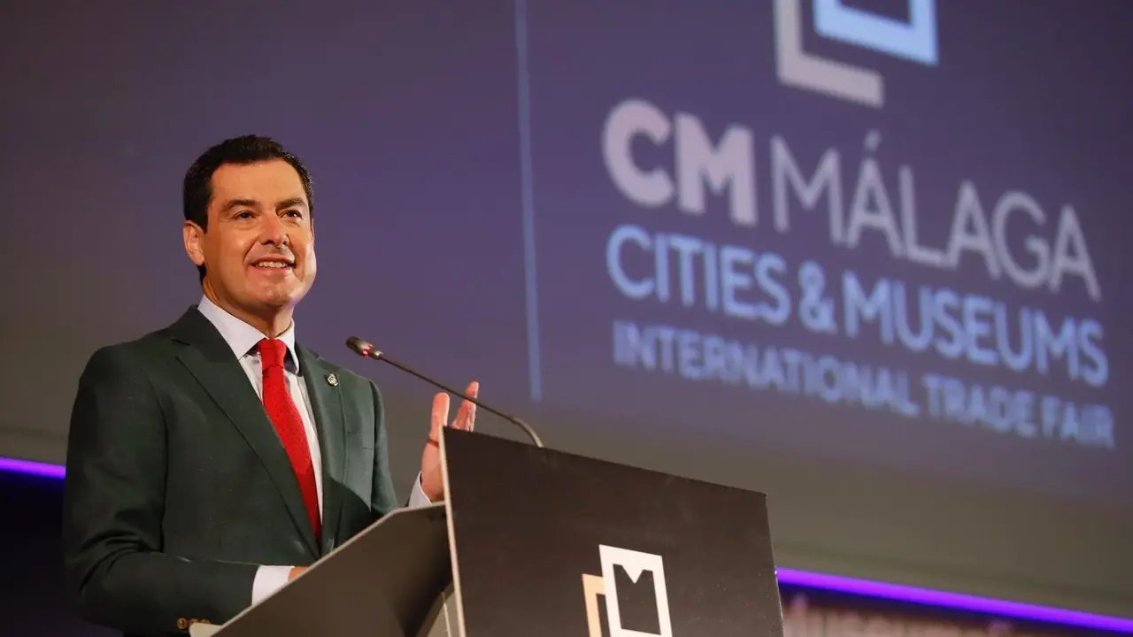 El presidente del Gobierno andaluz, Juanma Moreno, en la inauguraci&oacute;n del encuentro Cities and Museums International Trade Fair que se celebra en M&aacute;laga