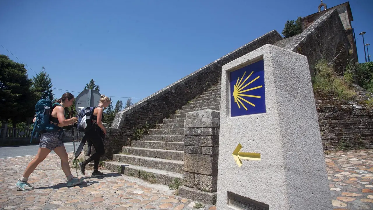 Portomarin, Lugo. Reapertura de la mitad de los albergues de peregrinos publicos dependientes de la Xunta de Galicia. Los primeros d&iacute;as del mes de junio han tra&iacute;do a la Comunidad tantos peregrinos como los meses precedentes de 2021. En la imagen, un grupo de peregrinos sube las escaleras de la Capela das Neves, icono del Camino de Santiago en Portomarin en la ma&ntilde;ana del martes 15 de junio