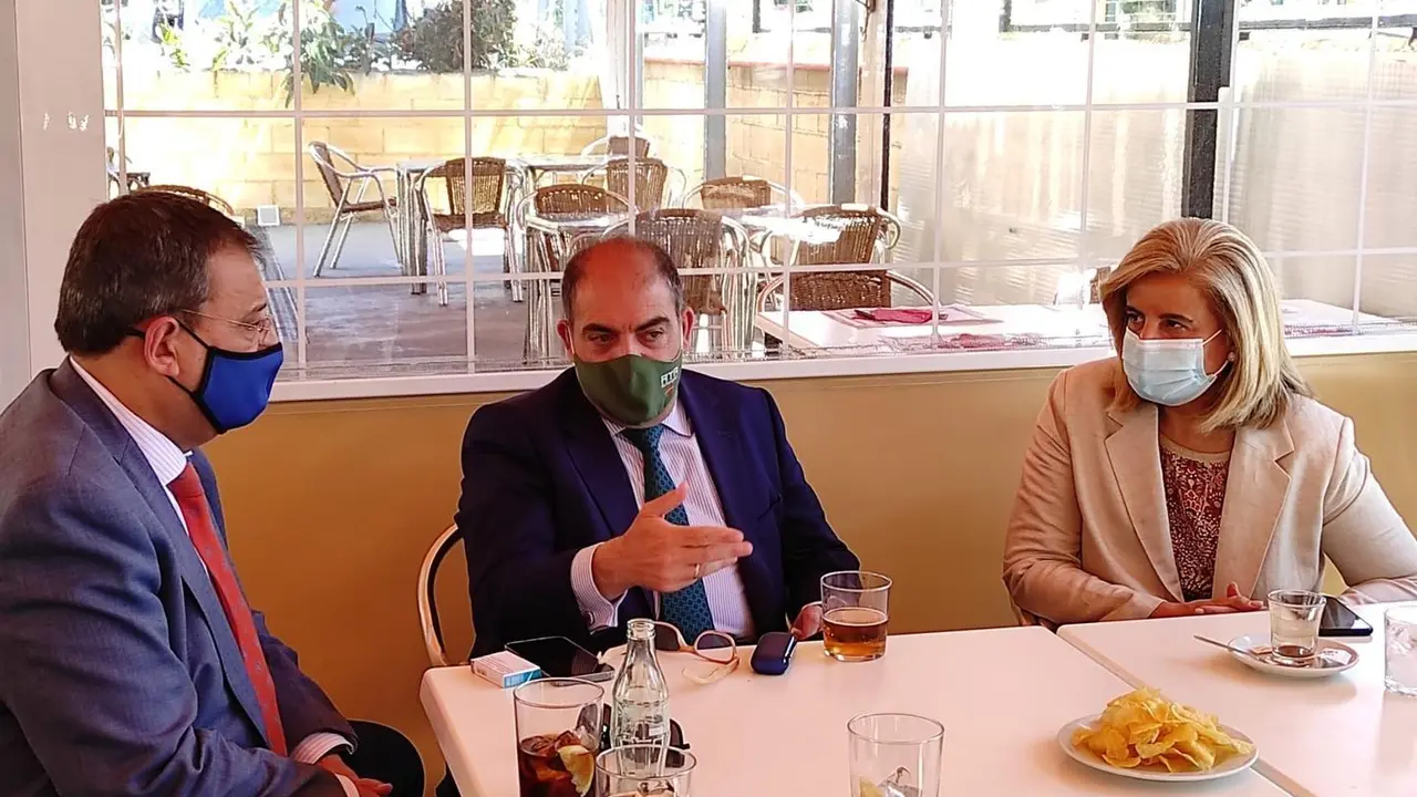 El vicepresidente de la CEOE y presidente de ATA, Lorenzo Amor (centro), entre Joaqu&iacute;n Gisbert (CECO) y F&aacute;tima B&aacute;&ntilde;ez (Fundaci&oacute;n CEOE).