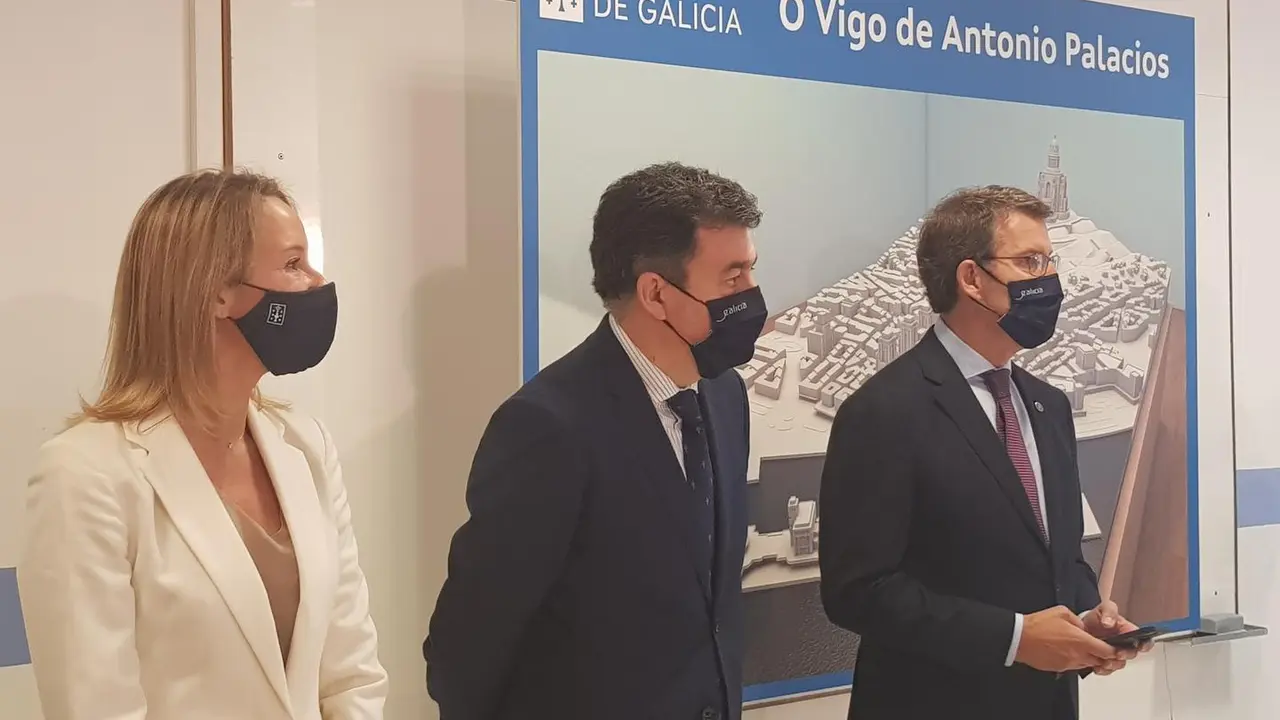 La delegada de la Xunta en Vigo, Marta Fern&aacute;ndez-Tapias, el conselleiro de Educaci&oacute;n, Rom&aacute;n Rodr&iacute;guez, y el presidente del Gobierno gallego, Alberto N&uacute;&ntilde;ez Feij&oacute;o, durante el acto