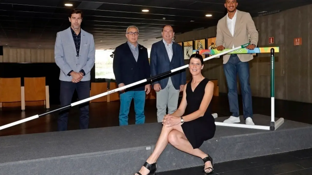 Ruth Beitia y Orlando Ortega posan junto a Ra&uacute;l Chapado, Alejandro Blanco y Santiago Palomera, y el list&oacute;n y una valla de Rio 2016