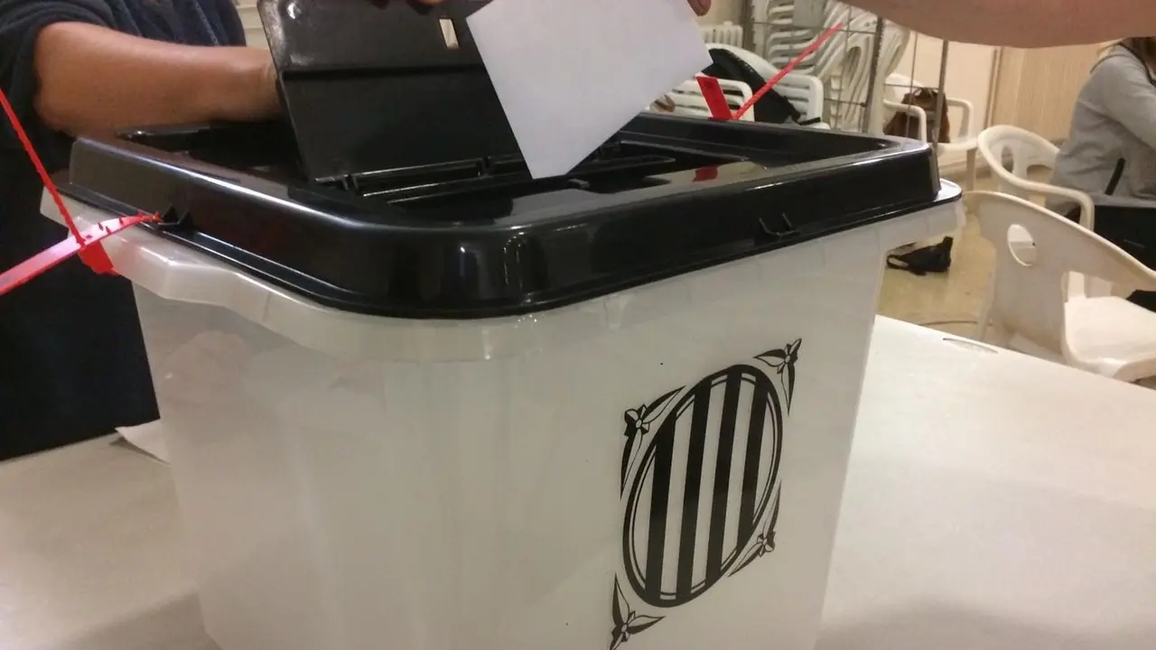 Archivo - Urna de votaci&oacute;n del refer&eacute;ndum del 1-O