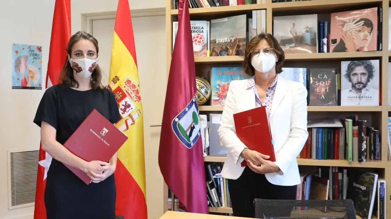 La delegada de Cultura, Turismo y Deporte, Andrea Levy, firma un acuerdo con la Fundaci&oacute;n Telef&oacute;nica para el programa 21Distritos