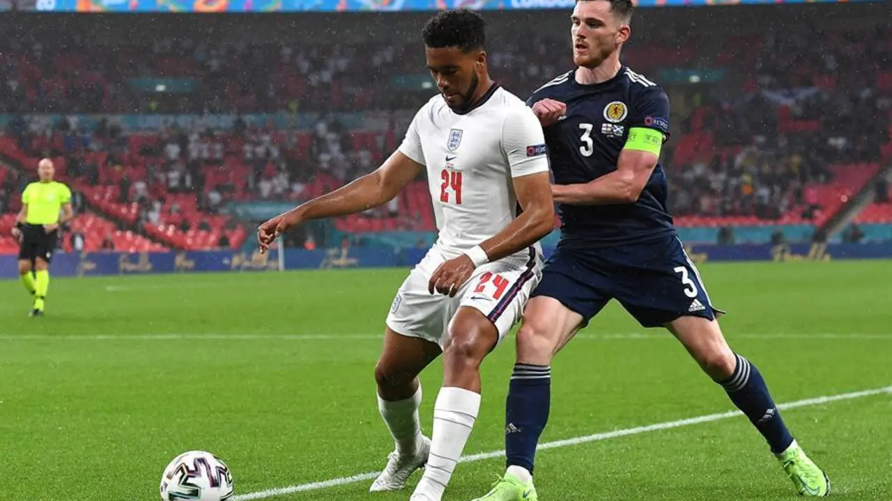 Reece James (izq.) de Inglaterra en acci&oacute;n contra Andrew Robertson (der.) de Escocia durante el partido de f&uacute;tbol de la ronda preliminar del grupo D de la UEFA EURO 2020 entre Inglaterra y Escocia en Londres, Gran Breta&ntilde;a, el 18 de junio de 2021. (Reino Unido, Londres) EFE/EPA/Andy Rain