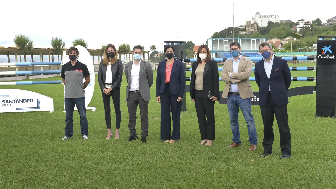 Durante tres d&iacute;as de competici&oacute;n alrededor de 65 jinetes y amazonas y 100 caballos saldr&aacute;n a disputar uno de los eventos m&aacute;s importantes de calendario deportivo en nuestro pa&iacute;s. Entre ellos se encuentra un buen n&uacute;mero jinetes c&aacute;ntabros como Javier L&oacute;pez Ar&oacute;stegui, Borja Villal&oacute;n, Iv&aacute;n Serrano o Pablo D&iacute;az Cuevas