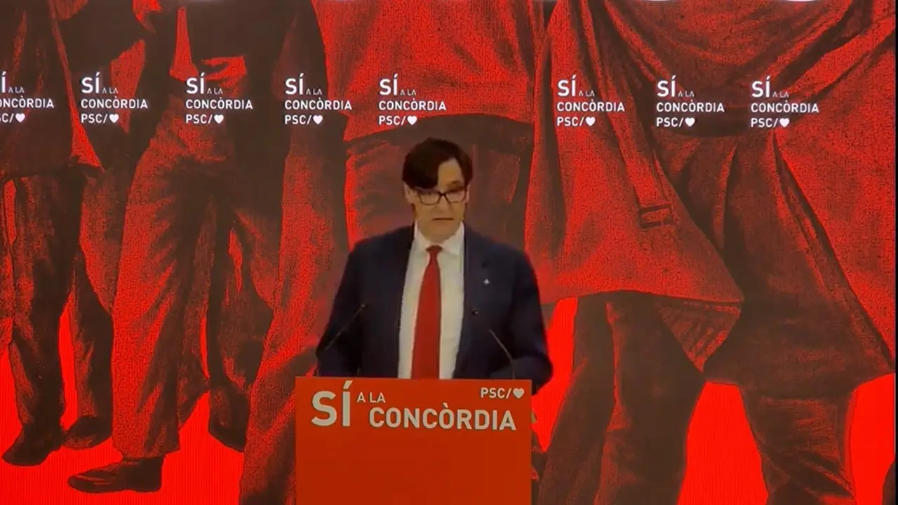 El l&iacute;der del PSC en el Parlament, Salvador Illa, en rueda de prensa en la sede del PSC.