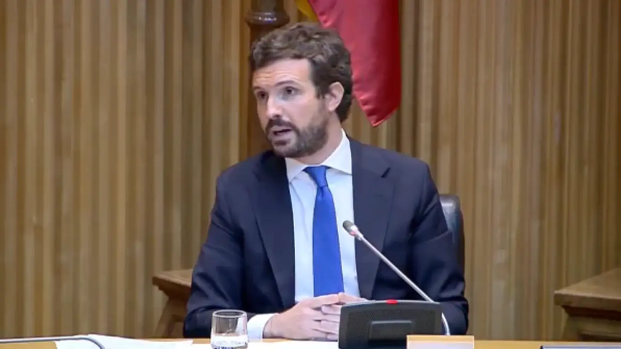 El presidente de PP, Pablo Casado durante la reuni&oacute;n de la plenaria conjunta de los grupos parlamentarios de la formaci&oacute;n en el Congreso de los Diputados y del Senado, en la Sala Ernest Lluch del Congreso de los Diputados, a 21 de junio de 2021, en Madrid (Espa&ntilde;a). El PP mantiene esta reuni&oacute;n al tiempo que el presidente del Gobierno ha anunciado en un acto en Barcelona que ma&ntilde;ana el Gobierno aprobar&aacute; en Consejo de Ministros los indultos a los presos del proc&eacute;s, en contra de los que se ha manifestado el Grupo Popular.
Firma