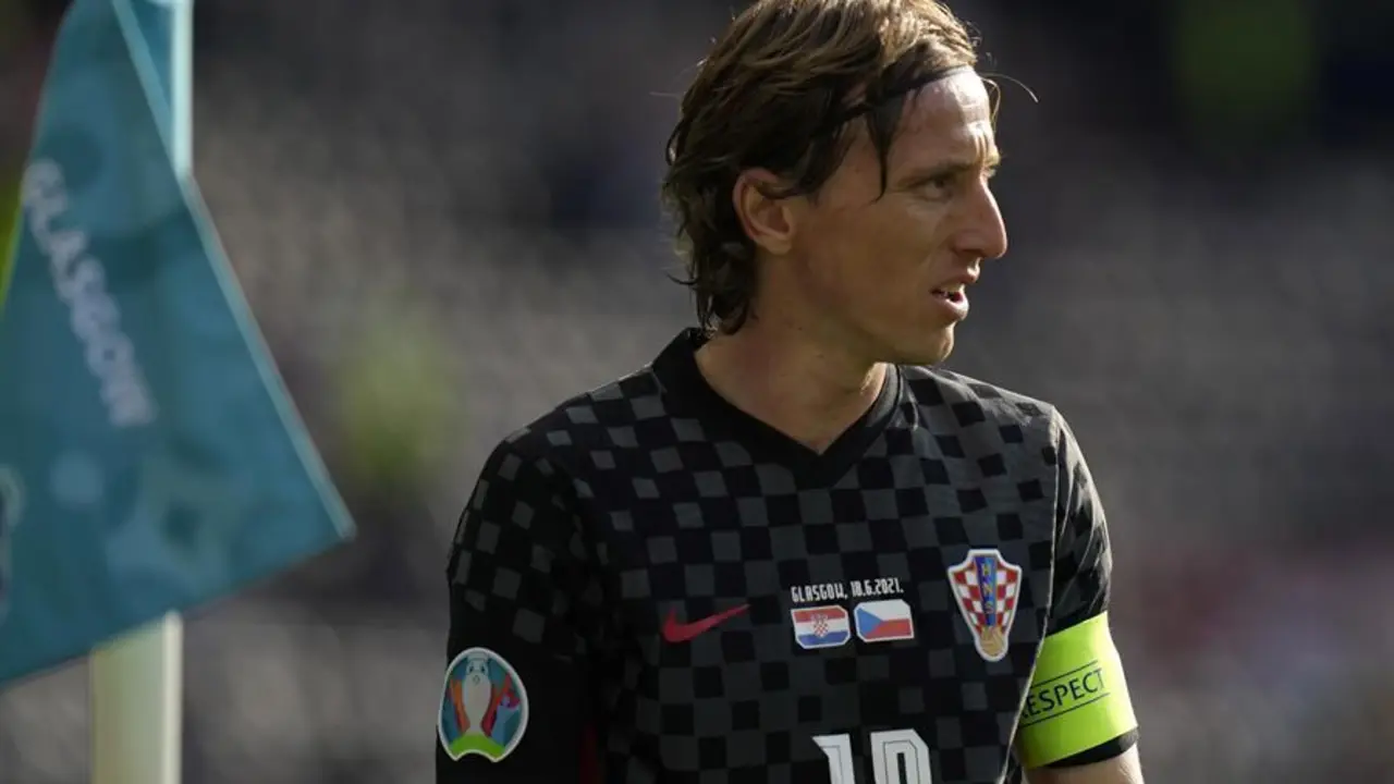 Luka Modric, de Croacia, reacciona durante el partido de f&uacute;tbol de la ronda preliminar del grupo D de la Eurocopa 2020 entre Croacia y la Rep&uacute;blica Checa en Glasgow, Gran Breta&ntilde;a, el 18 de junio de 2021. / EFE/EPA/Petr Josek