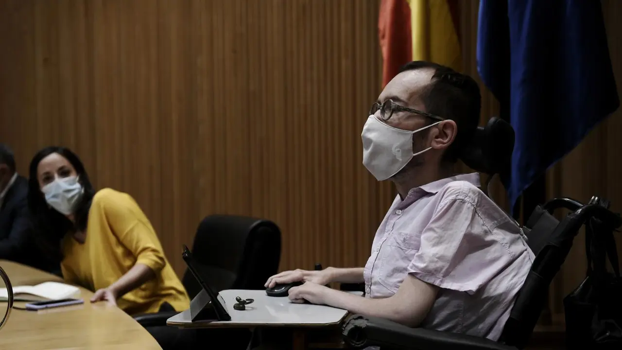 (I-D) La diputada de Unidas Podemos y portavoz adjunta en la Comisi&oacute;n de Agricultura, Pesca y Alimentaci&oacute;n, Isa Franco, y el portavoz de Unidas Podemos en el Congreso, Pablo Echenique, durante la apertura de la Jornada sobre la Ley de Cadena Alimentaria, 