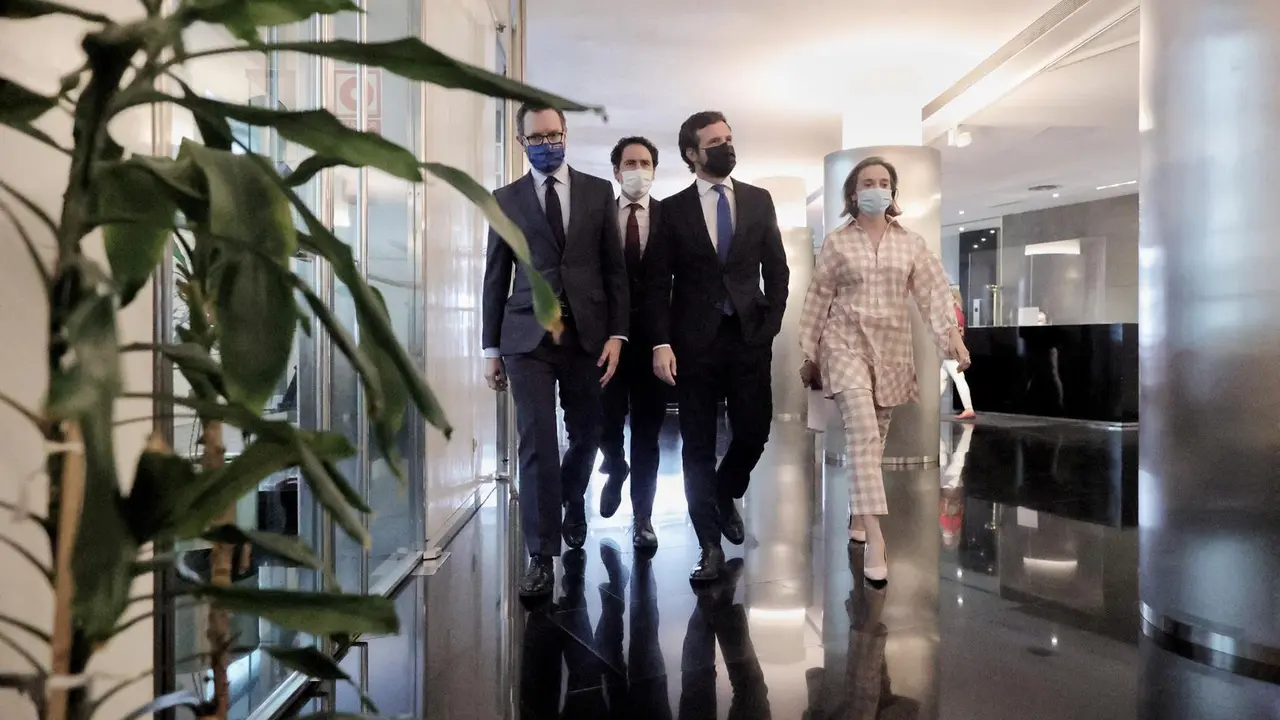 El l&iacute;der del PP, Pablo Casado, acompa&ntilde;ado por el secretario general, Teodoro Garc&iacute;a Egea, y los portavoces parlamentarios en Congreso y Senado, Cuca Gamarra y Javier Maroto, a su llegada a la reuni&oacute;n del Grupo Popular. En Madrid, a 21 de junio de 2021.