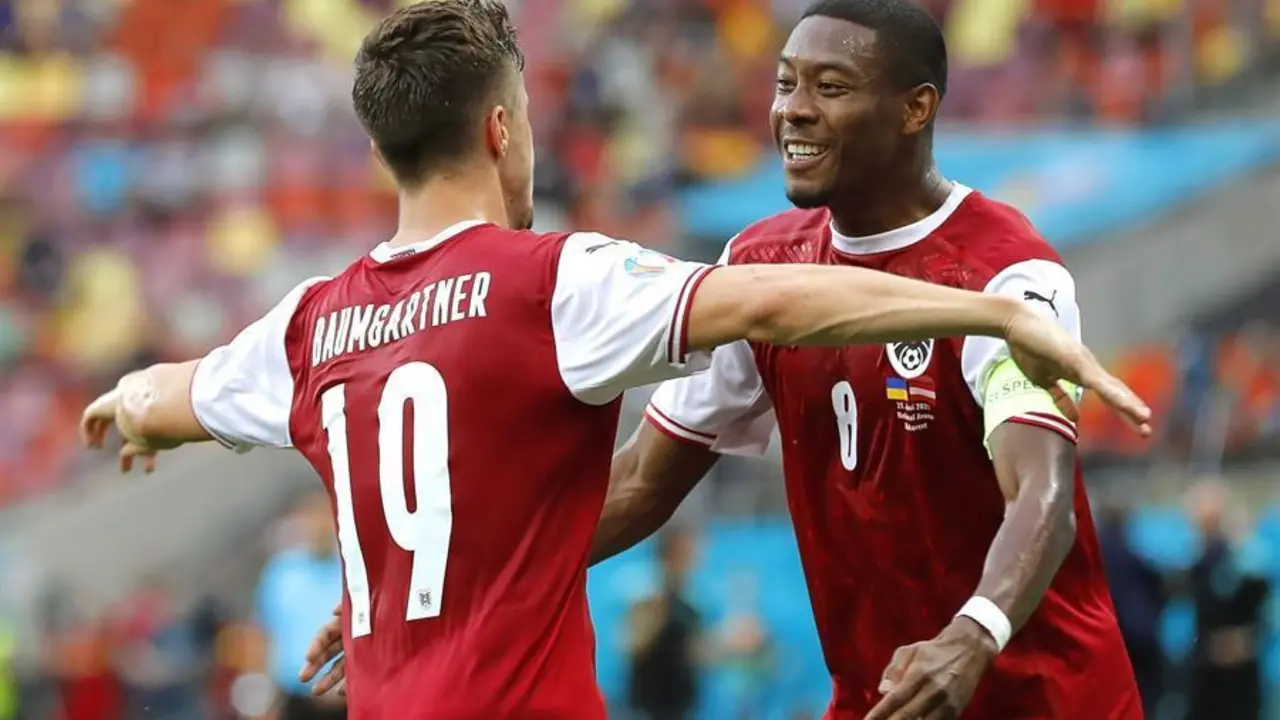 Christoph Baumgartner (izq.) de Austria celebra con su compa&ntilde;ero David Alaba (dcha.) tras marcar el 1-0 durante el partido de f&uacute;tbol de la ronda preliminar del grupo C de la Eurocopa 2020 entre Ucrania y Austria en Bucarest, Ruman&iacute;a, el 21 de junio de 2021. (Ruman&iacute;a, Ucrania, Bucarest) EFE/EPA/Robert Ghement