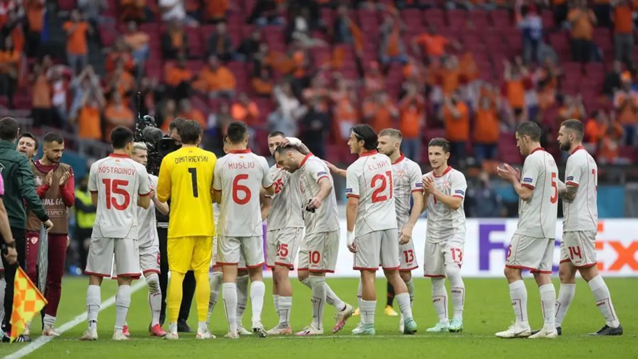 Compa&ntilde;eros de equipo aplauden a Gorand Pandev (6-R) de Macedonia del Norte mientras abandona el campo durante el partido de f&uacute;tbol de la ronda preliminar del grupo C de la UEFA EURO 2020 entre Macedonia del Norte y Holanda en &Aacute;msterdam, Holanda, el 21 de junio de 2021. (Pa&iacute;ses Bajos; Holanda) EFE/EPA/Peter Dejong