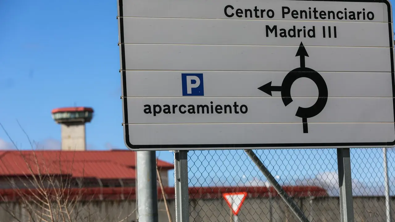 Archivo - Un cartel indica la direcci&oacute;n a la entrada de la c&aacute;rcel de Valdemoro, en Madrid