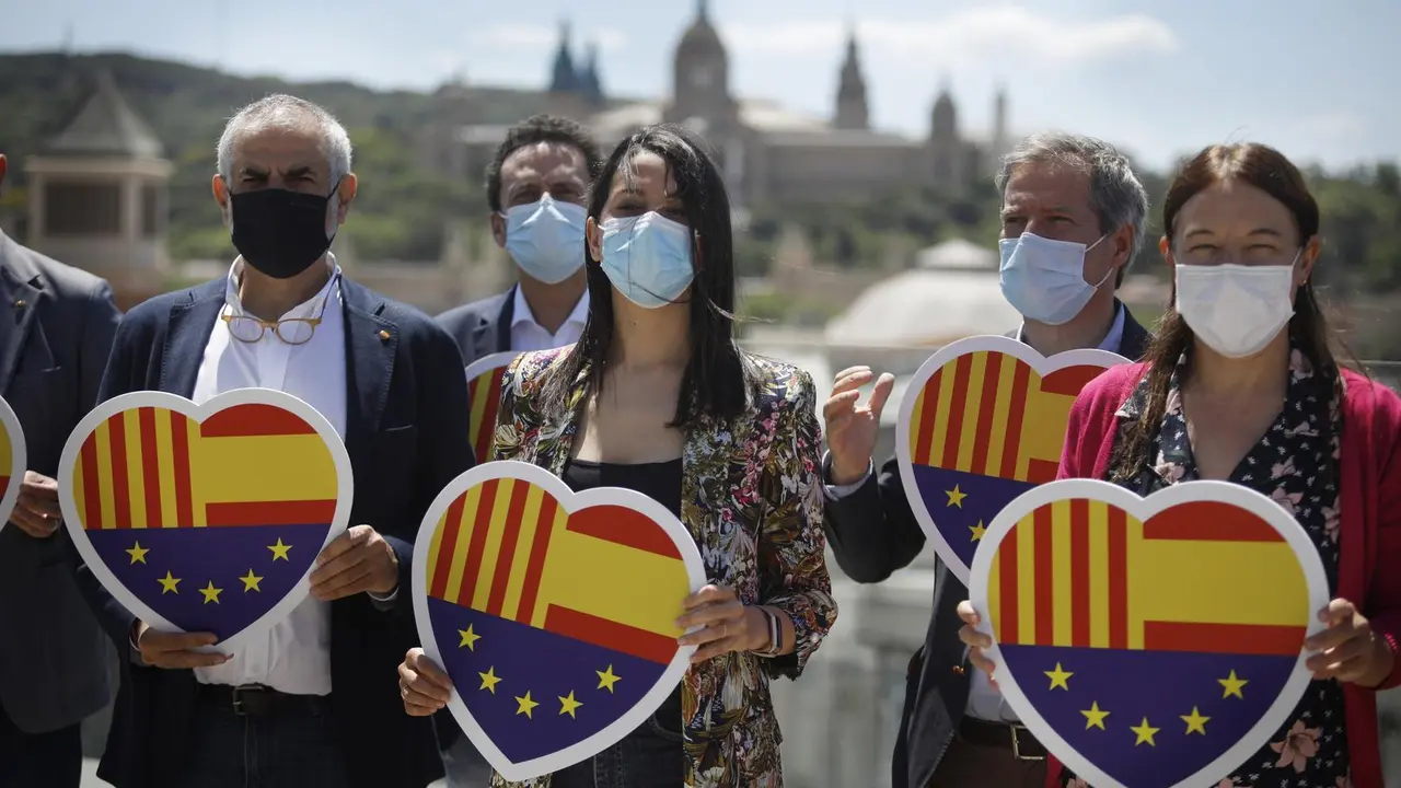 La presidenta de Ciudadanos, In&eacute;s Arrimadas, junto a otros dirigentes de Cs en Barcelona tras una reuni&oacute;n del Comit&eacute; Ejecutivo del partido.