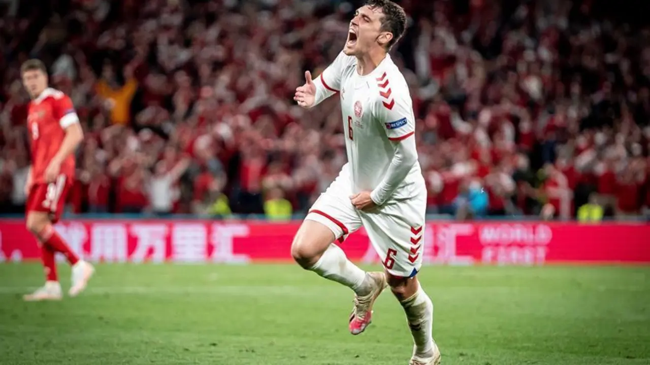 El dan&eacute;s Andreas Christensen reacciona durante el partido de f&uacute;tbol de la ronda preliminar del grupo B . EFE