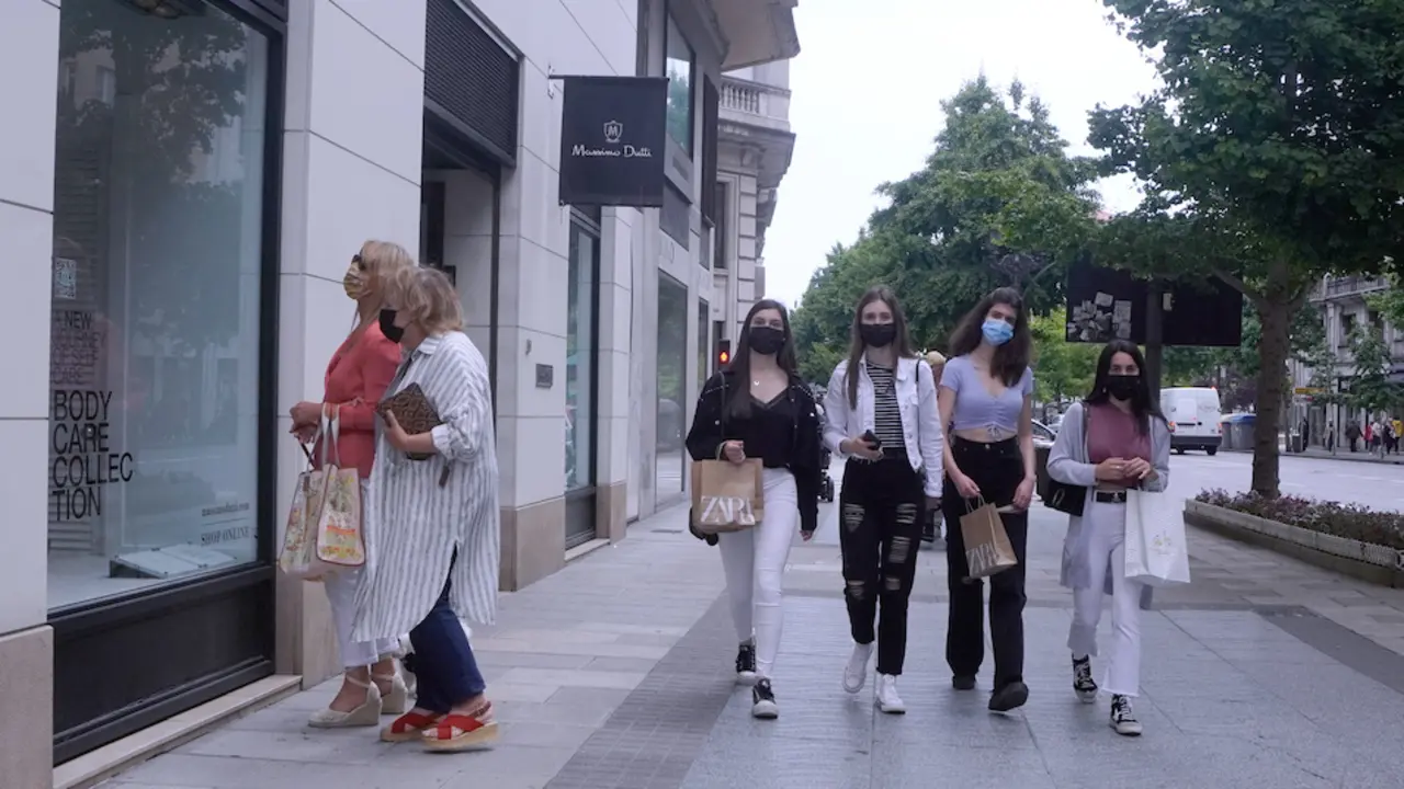 Varias personas con mascarilla por el centro de Santander. / HARDY