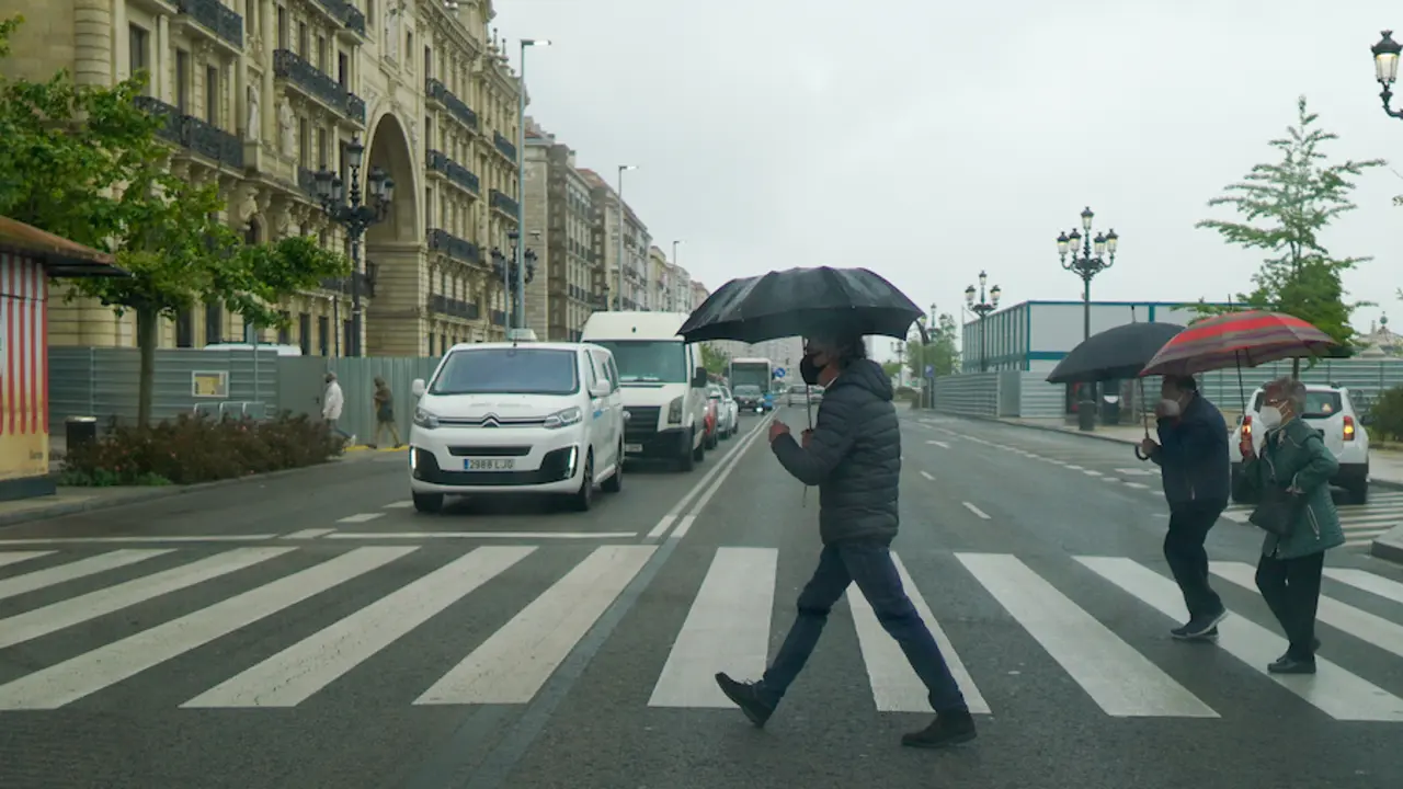 Varias personas con mascarilla por el centro de Santander. / HARDY