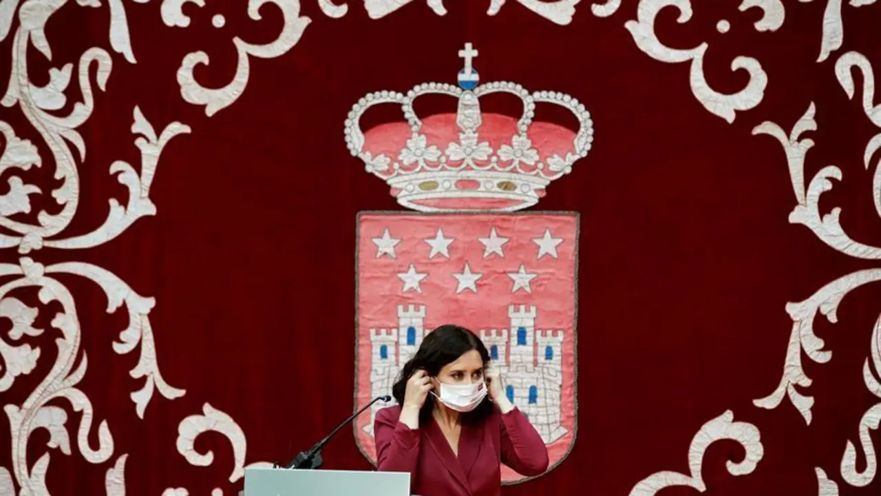La presidenta madrile&ntilde;a, Isabel D&iacute;az Ayuso, se coloca la mascarilla mientras preside la ceremonia de toma de posesi&oacute;n de los nuevos consejeros de la Comunidad de Madrid, este lunes, en la Real Casa de Correos. EFE/Juan Carlos Hidalgo