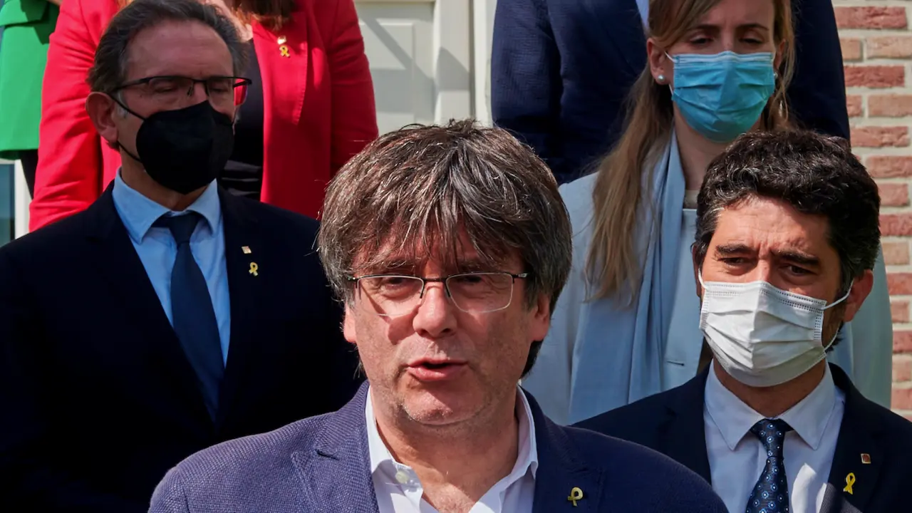 El expresident Carles Puigdemont, atiende a la prensda tras la reuni&oacute;n que ha mantenido con los consellers de JxCat en el Govern, Jordi Puigner&oacute;, Jaume Gir&oacute;, Vict&ograve;ria Alsina, Gemma Geis, Josep Maria Argimon, Lourdes Ciur&oacute; y Violant Cervera, frente la Casa de la Rep&uacute;blica, en Waterloo. EFE/Horst Wagner