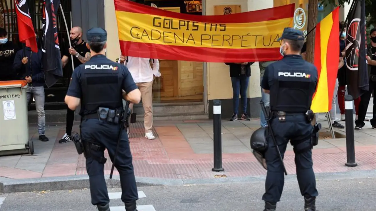 Miembros de la organizaci&oacute;n pol&iacute;tica de extrema derecha "Basti&oacute;n Frontal" asisten a una protesta contra la inminente aprobaci&oacute;n de los indultos a los l&iacute;deres independentistas del "proc&eacute;s", este lunes en Madrid. EFE/Rodrigo Jim&eacute;nez