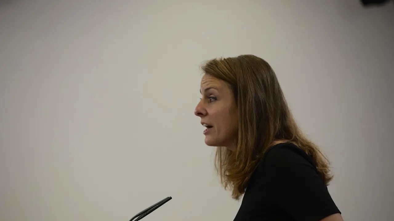 La diputada de la CUP en el Congreso, Mireia Veh&iacute;, interviene en una rueda de prensa anterior a una Junta de Portavoces.
