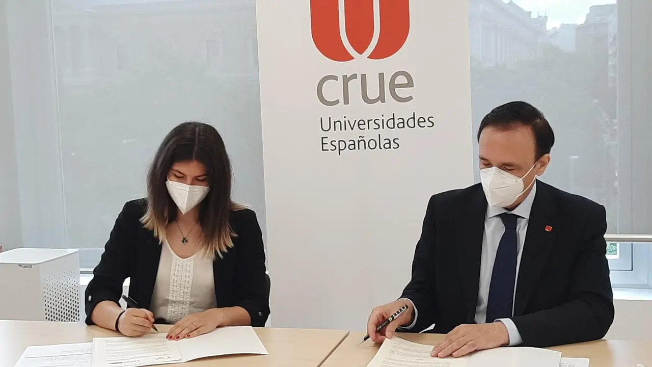 Firma del convenio entre la presidenta de la CREUP, Andrea Paricio Henares y el presidente de Crue, Jos&eacute; Carlos G&oacute;mez Villamandos