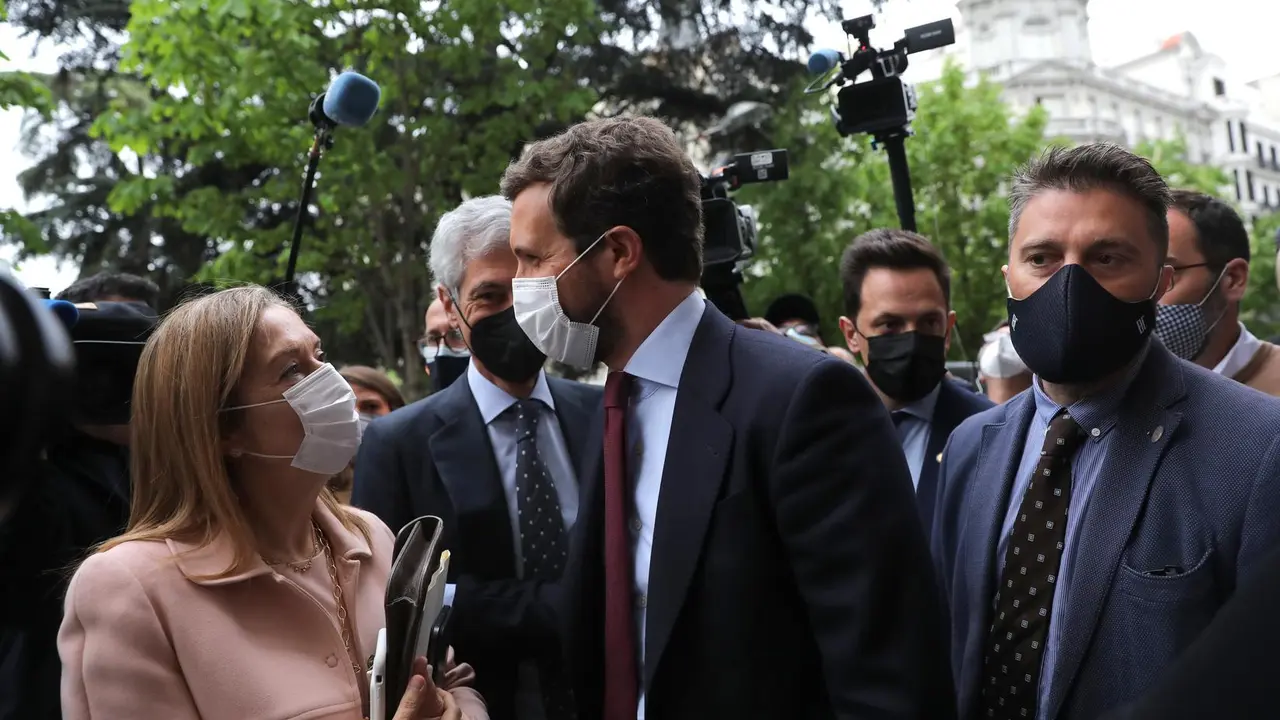 Archivo - La vicesecretaria de Pol&iacute;tica Social del PP, Ana Pastor; conversa con el presidente del PP, Pablo Casado, a su llegada a la Jornada sobre Sociedad y Sanidad 'Reformas en pol&iacute;ticas y gesti&oacute;n sanitarias', a 8 de abril de 2021, en Madrid, (Espa&ntilde;a).