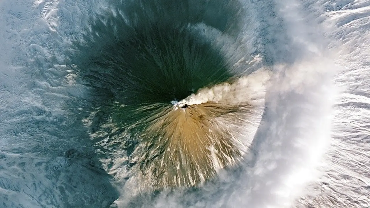 Volc&aacute;n activo en la Pen&iacute;nsula siberiana de Kamchatka