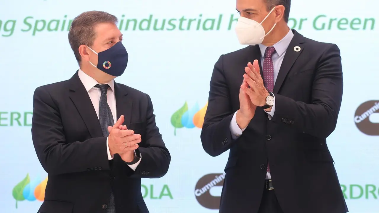 (I-D) El presidente de Castilla-La Mancha, Emiliano Garc&iacute;a Page, y el presidente del Gobierno, Pedro S&aacute;nchez durante la presentaci&oacute;n del acto 'Haciendo de Espa&ntilde;a un polo industrial del hidr&oacute;geno verde en Europa', a 24 de mayo de 2021, en Toledo, Castilla-La Mancha, (Espa&ntilde;a). Este encuentro est&aacute; convocado para dar a conocer una importante iniciativa inversora en Espa&ntilde;a para la generaci&oacute;n de hidr&oacute;geno renovable gracias a un acuerdo entre la corporaci&oacute;n norteamericana Cummins y la energ&eacute;tica espa&ntilde;ola Iberdrola que se materializar&aacute; en una inversi&oacute;n de 60 millones de euros.                                                     