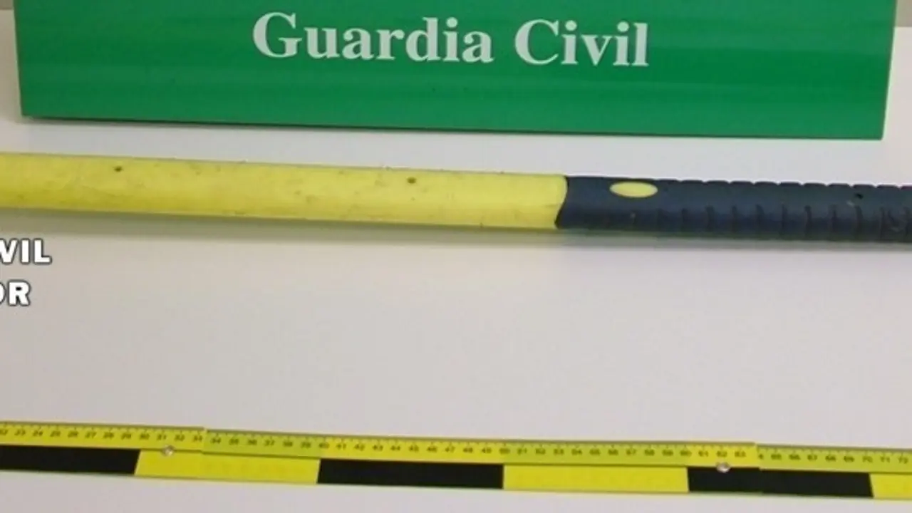 Hacha con el que el detenido amenaz&oacute; a un vecino.