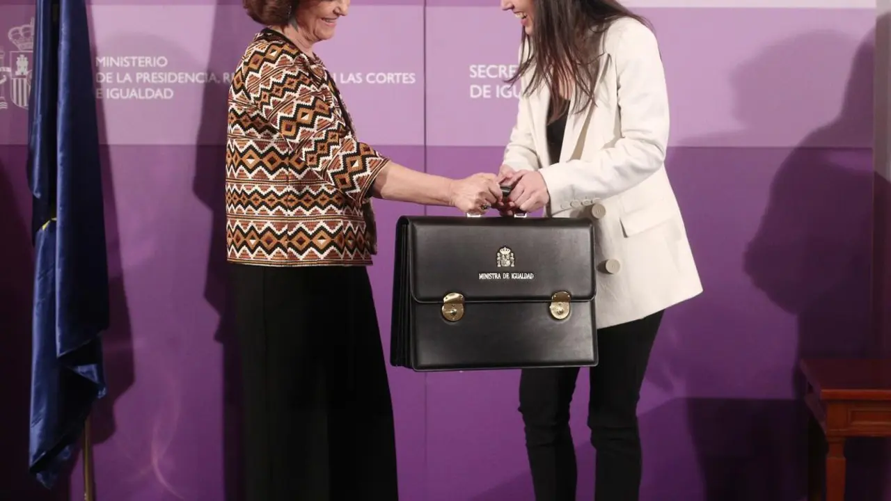 Archivo - La vicepresidenta primera, Carmen Calvo y la ministra de Igualdad, Irene Montero