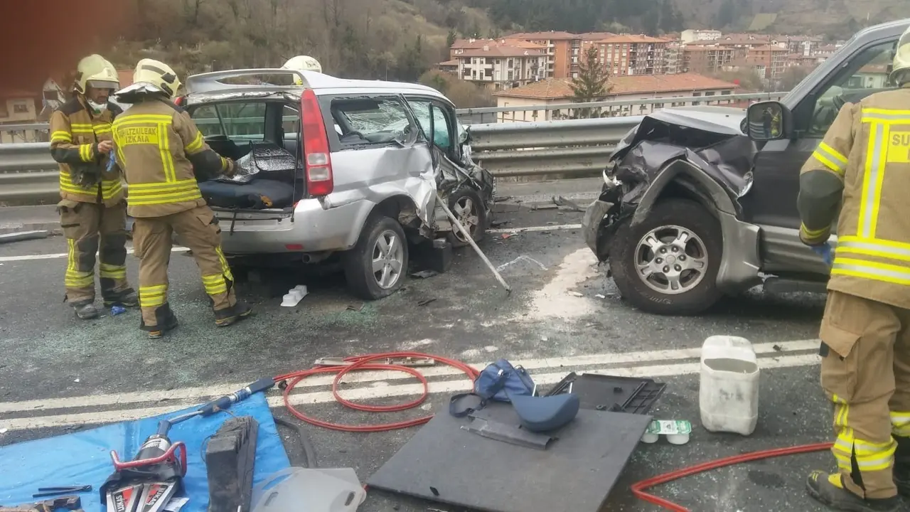 Archivo - Accidente de tr&aacute;fico en una carretera vasca