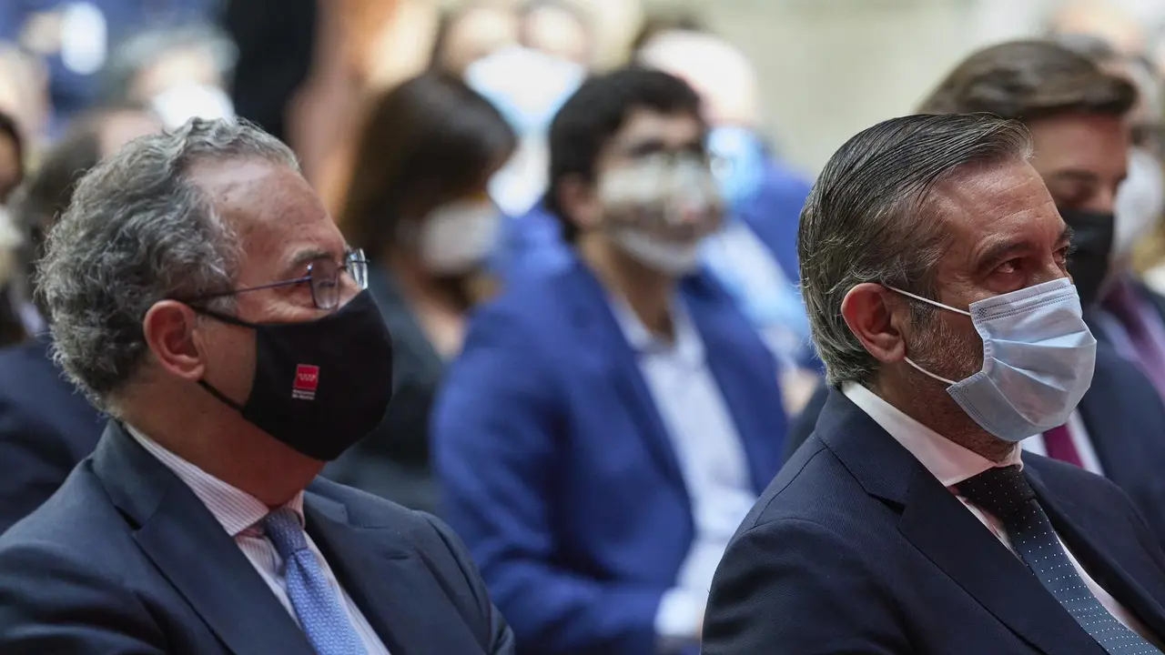 El consejero de Educaci&oacute;n, Universidades, Ciencia y portavoz del Gobierno, Enrique Ossorio (i) y el consejero de Presidencia, Justicia e Interior, Enrique L&oacute;pez, en el acto de toma de posesi&oacute;n del Consejo de Gobierno de la Comunidad de Madrid.