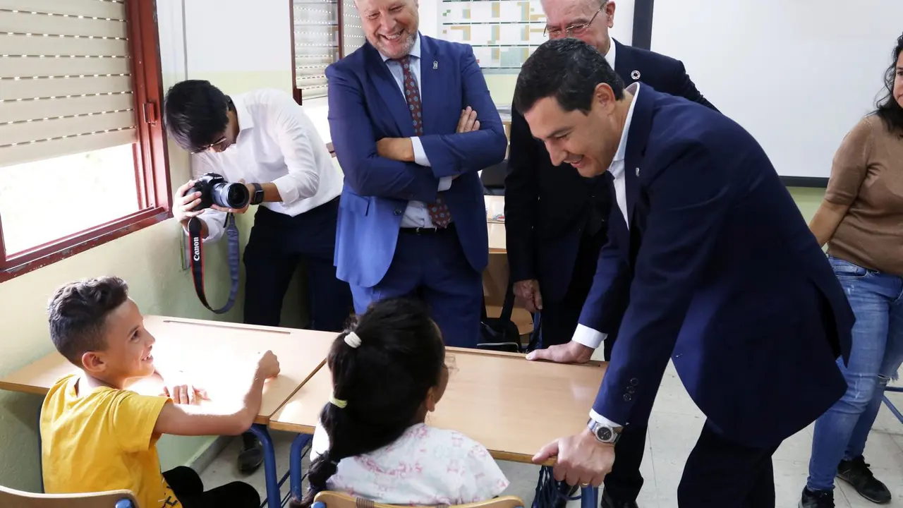 MLG 10-09-2019.-El presidente de la Junta de Andaluc&iacute;a, Juanma Moreno Bonilla junto al al alcalde d ela ciudad Francisco de la torre y el consejero de educaci&oacute;n Javier Imbroda acompa&ntilde;do del director de dicho centro Miguel &Aacute;ngel Mu&ntilde;oz, preside la apertura del curso escolar 2019-20120 en el Colegio de Educaci&oacute;n Infantil y Primaria, Manuel Altolaguirre.-&Aacute;LEX ZEA.