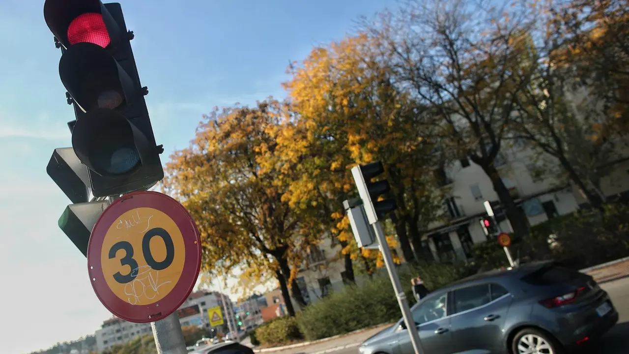 Archivo - Varios coches circulan al lado de una se&ntilde;al de tr&aacute;fico en una v&iacute;a de la capital el mismo d&iacute;a en que han aprobado la reducci&oacute;n de la velocidad hasta 20km/h en las ciudades y la p&eacute;rdida de seis puntos por usar el m&oacute;vil, en Madrid, (Espa&ntilde;a), a 10 d