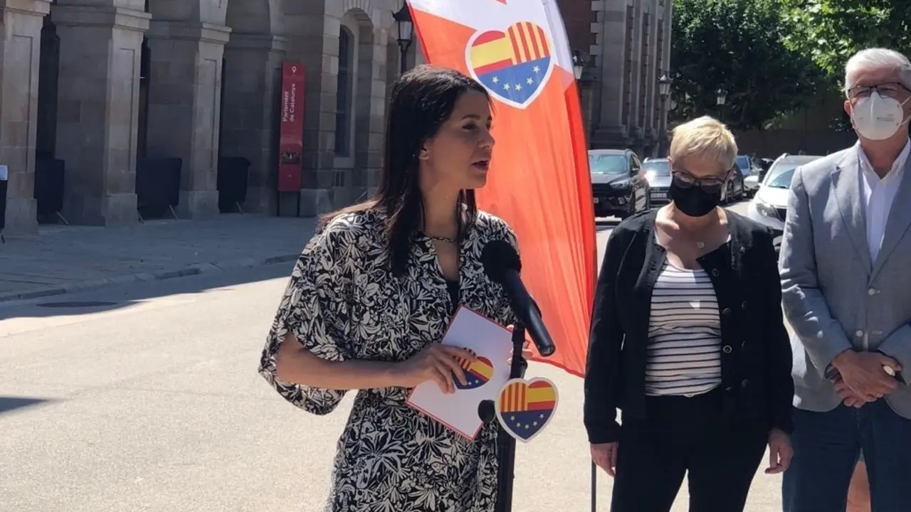 La l&iacute;der de Cs, In&eacute;s Arrimadas, en declaraciones a los periodistas ante el Parlament de Catalunya (Barcelona) a 22 de junio de 2021.