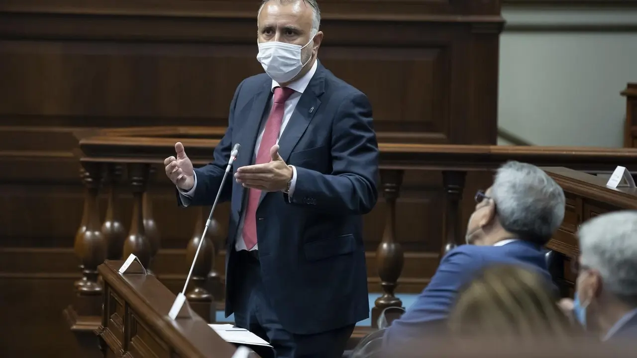 Archivo - El presidente de Canarias, &Aacute;ngel V&iacute;ctor Torres, en el Pleno del Parlamento